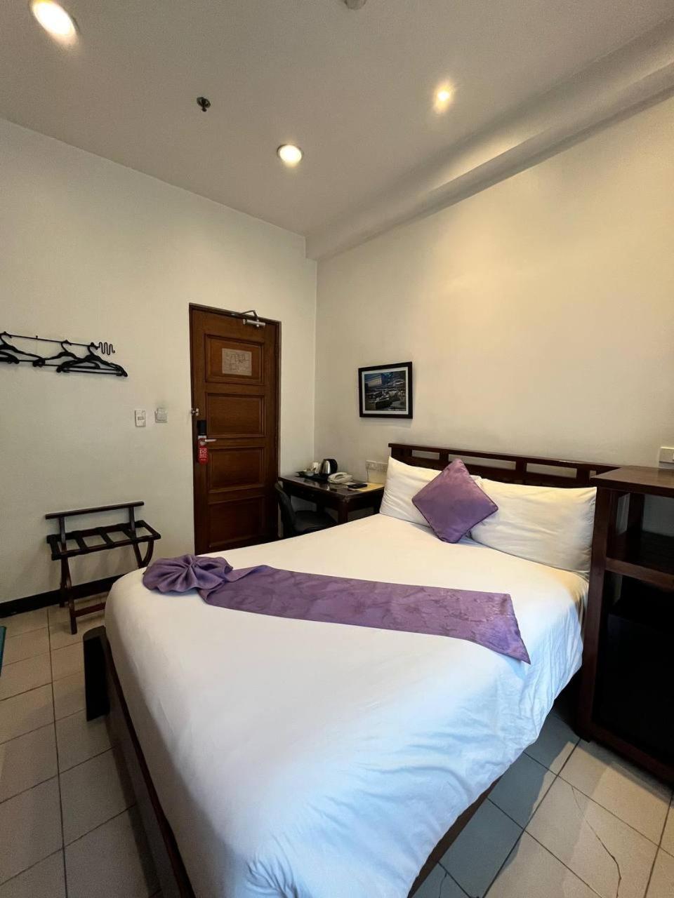 Log Cabin Hotel - Baguio Baguio City Room photo